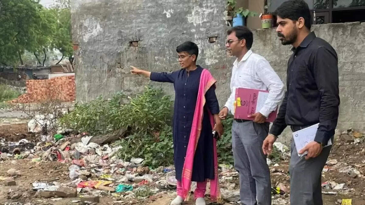 ग्रेटर नोएडा में कूड़ा प्रबंधन पर अधिकारियों की सैलरी में कटौती
