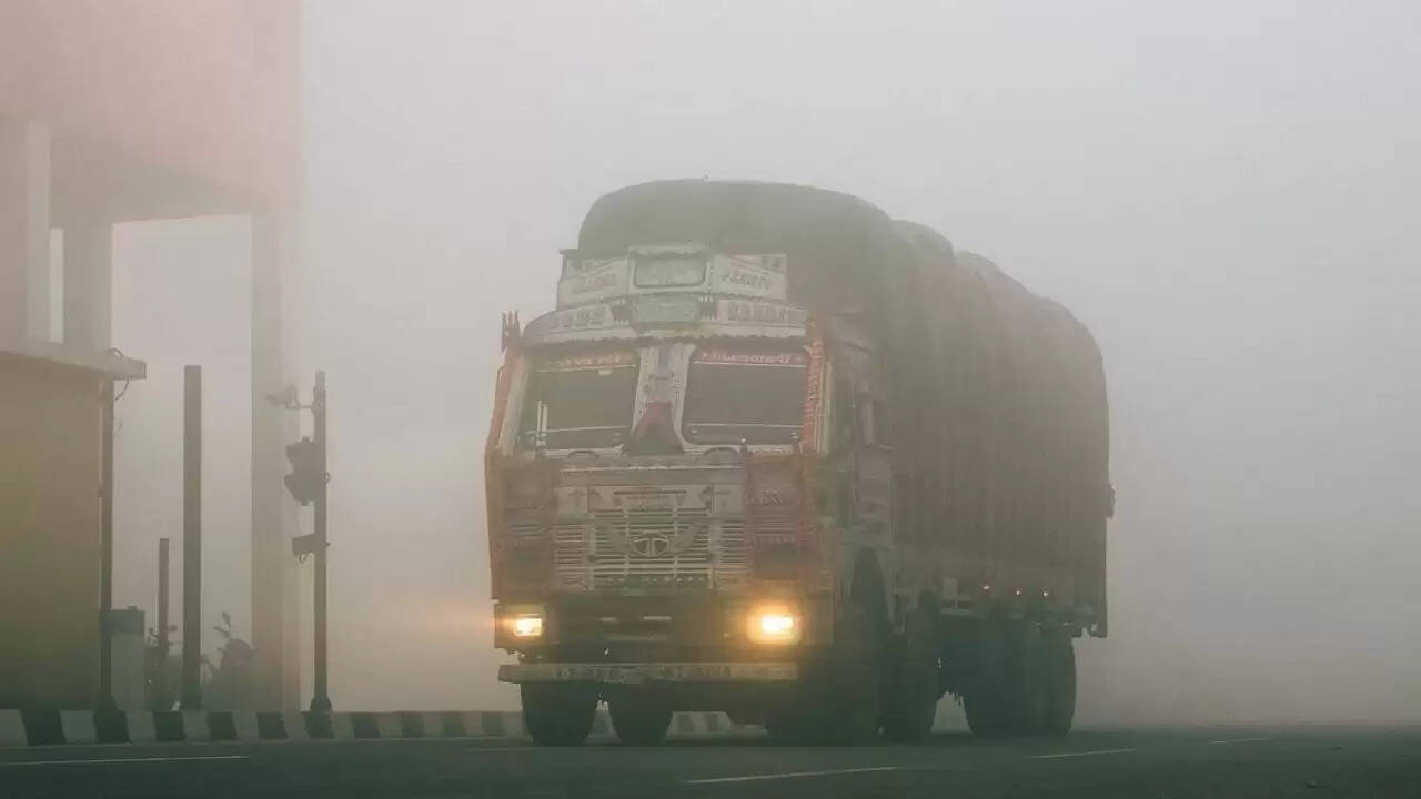 भारत में मौसम का हाल: ठंड का आगाज़ और बारिश की चेतावनी