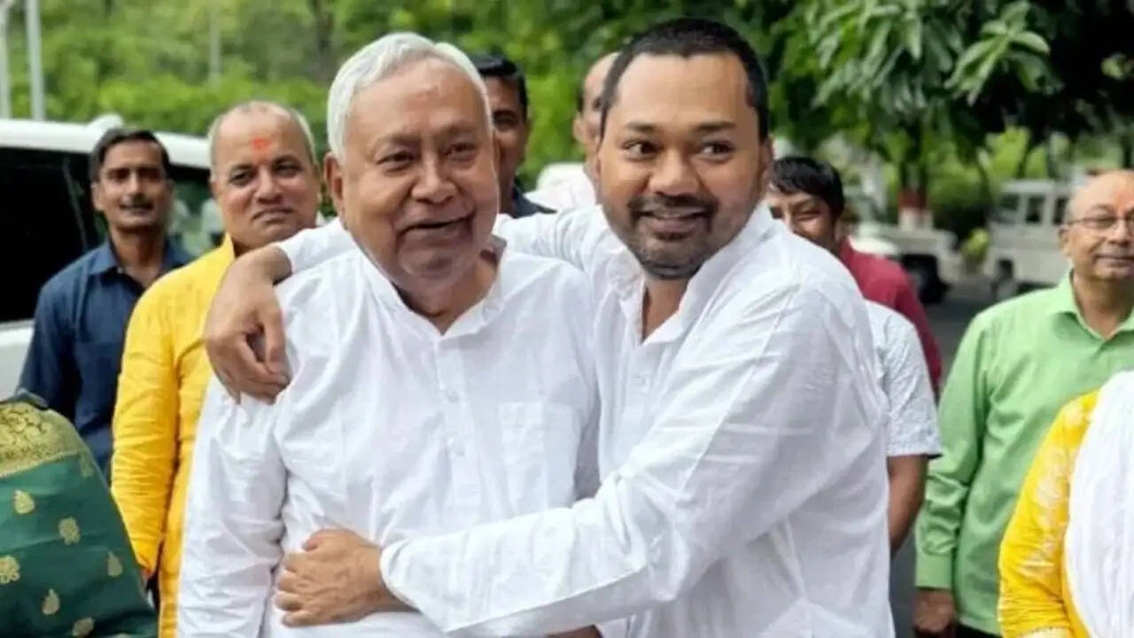 बिहार की राजनीति में नया मोड़: नीतीश कुमार के बेटे निशांत कुमार की एंट्री
