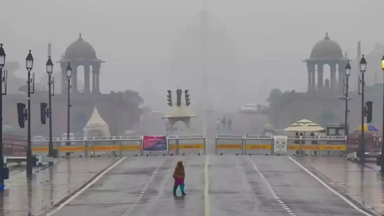 दिल्ली में मौसम में बदलाव: ठंडी हवाओं और बारिश से मिली राहत