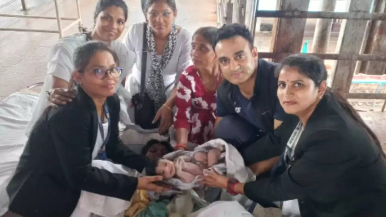 झांसी रेलवे स्टेशन पर महिला ने दिया बच्चे को जन्म, कर्मचारियों की तत्परता से बची जान