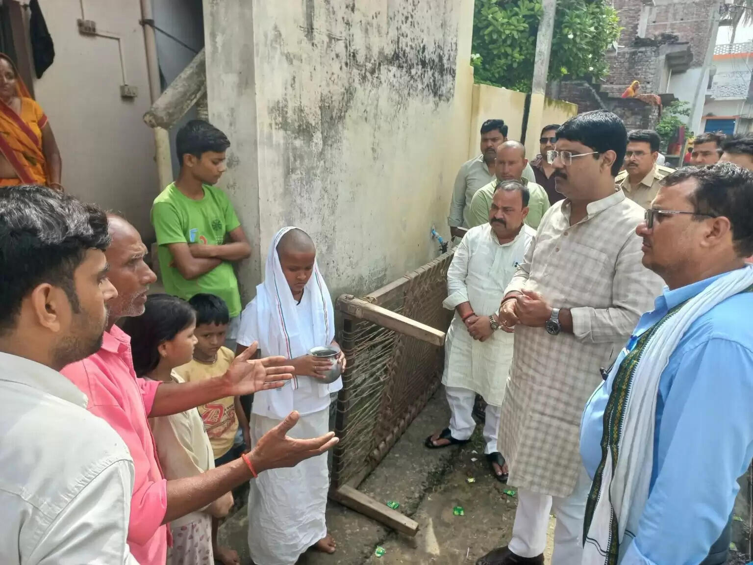 विद्युत स्पर्शाघात से हुई युवक की मृत्यु पर विधायक ने परिवार को दी सांत्वना