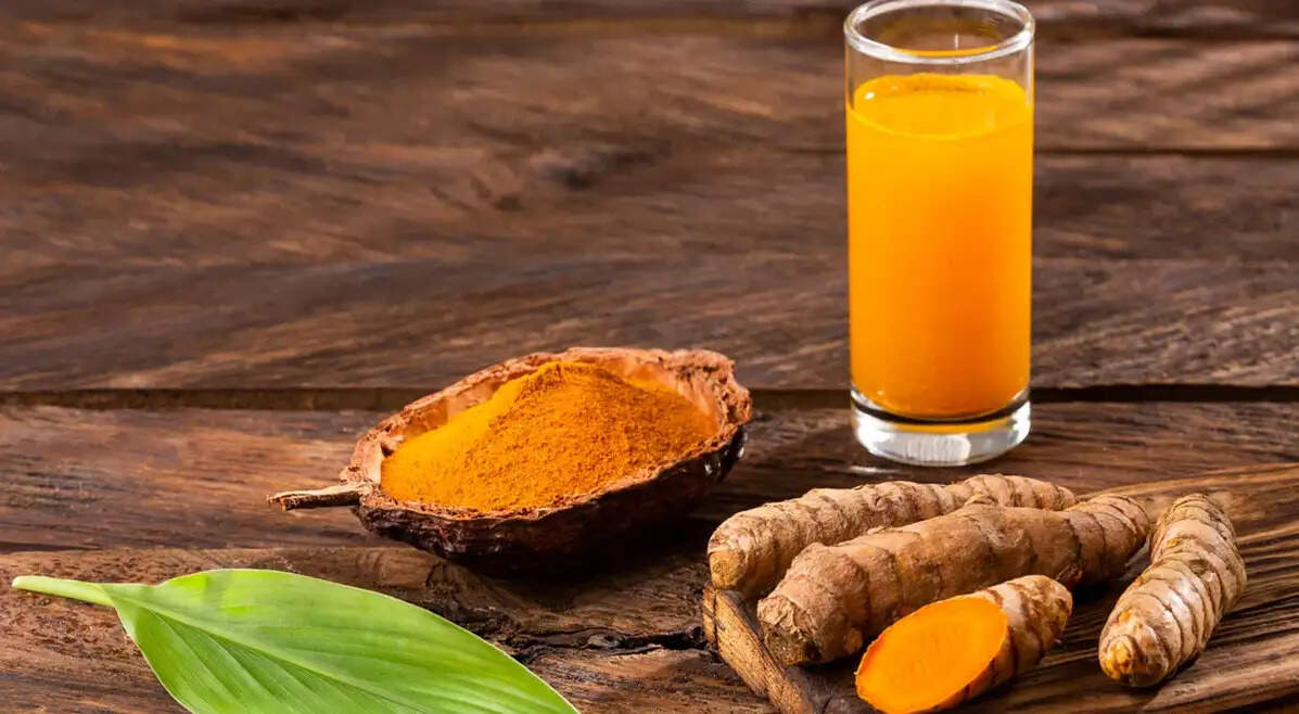 हल्दी के पानी के अद्भुत स्वास्थ्य लाभ और इसे बनाने की विधि