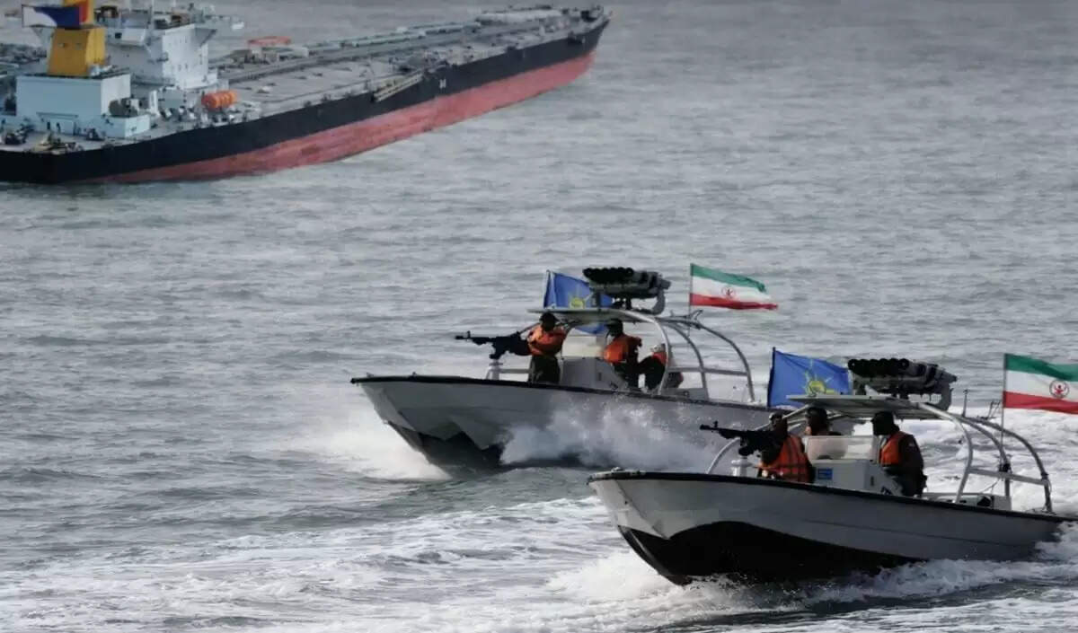 ईरान की गोलीबारी से होर्मुज़ जलडमरूमध्य में बढ़ा तनाव