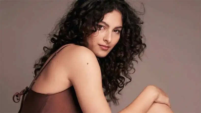 दारा सिंह की पोती अमेलिया रंधावा: मॉडलिंग और फिल्ममेकिंग में कर रही हैं कदम