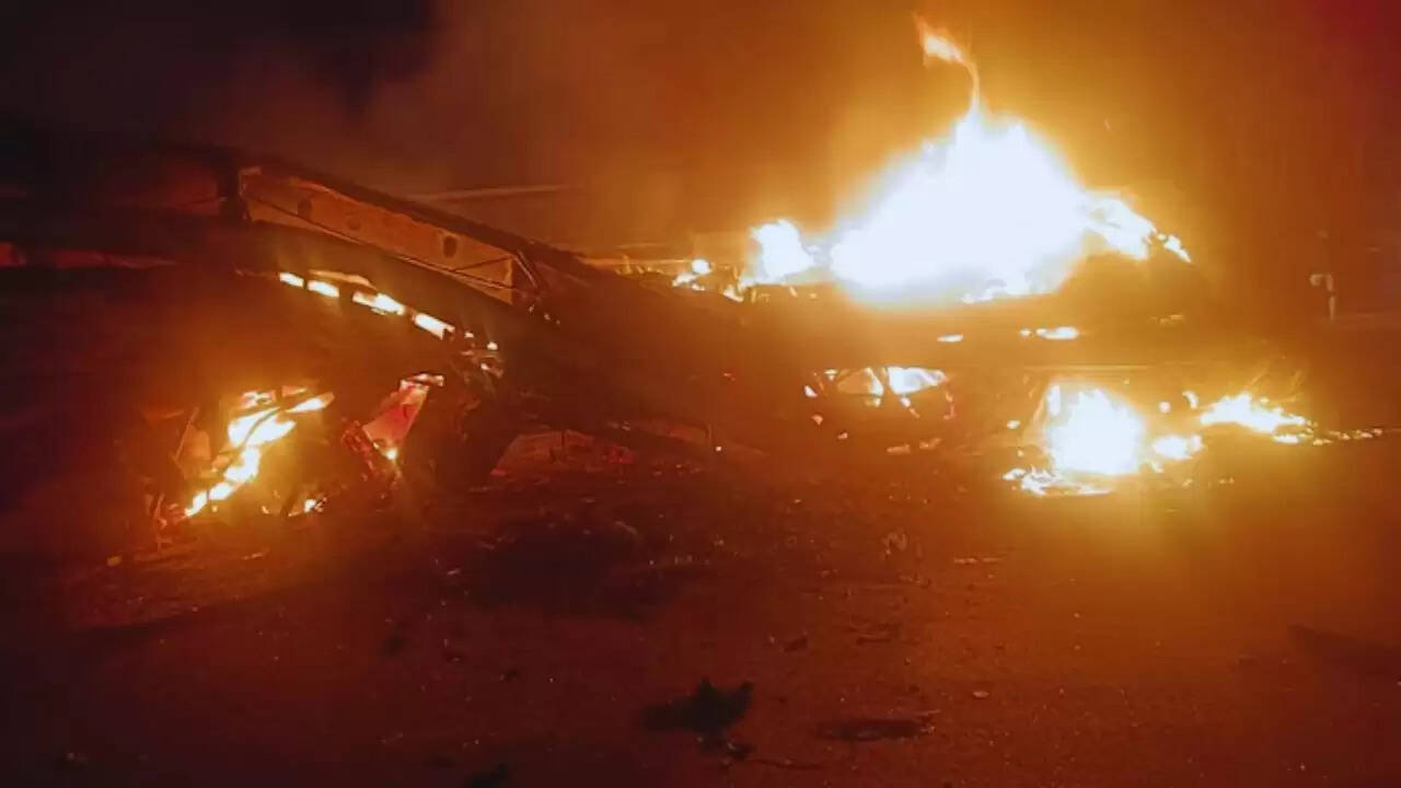 कर्नाटक में भीषण बस हादसा: आग में झुलसकर नौ यात्रियों की मौत