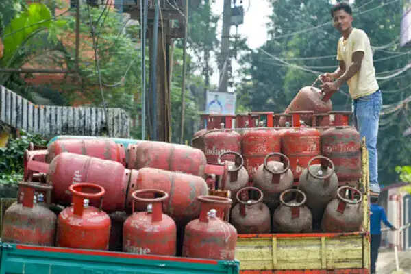 एलपीजी सिलेंडर की कीमतों में फिर से वृद्धि, दिल्ली में 29 रुपये का इजाफा