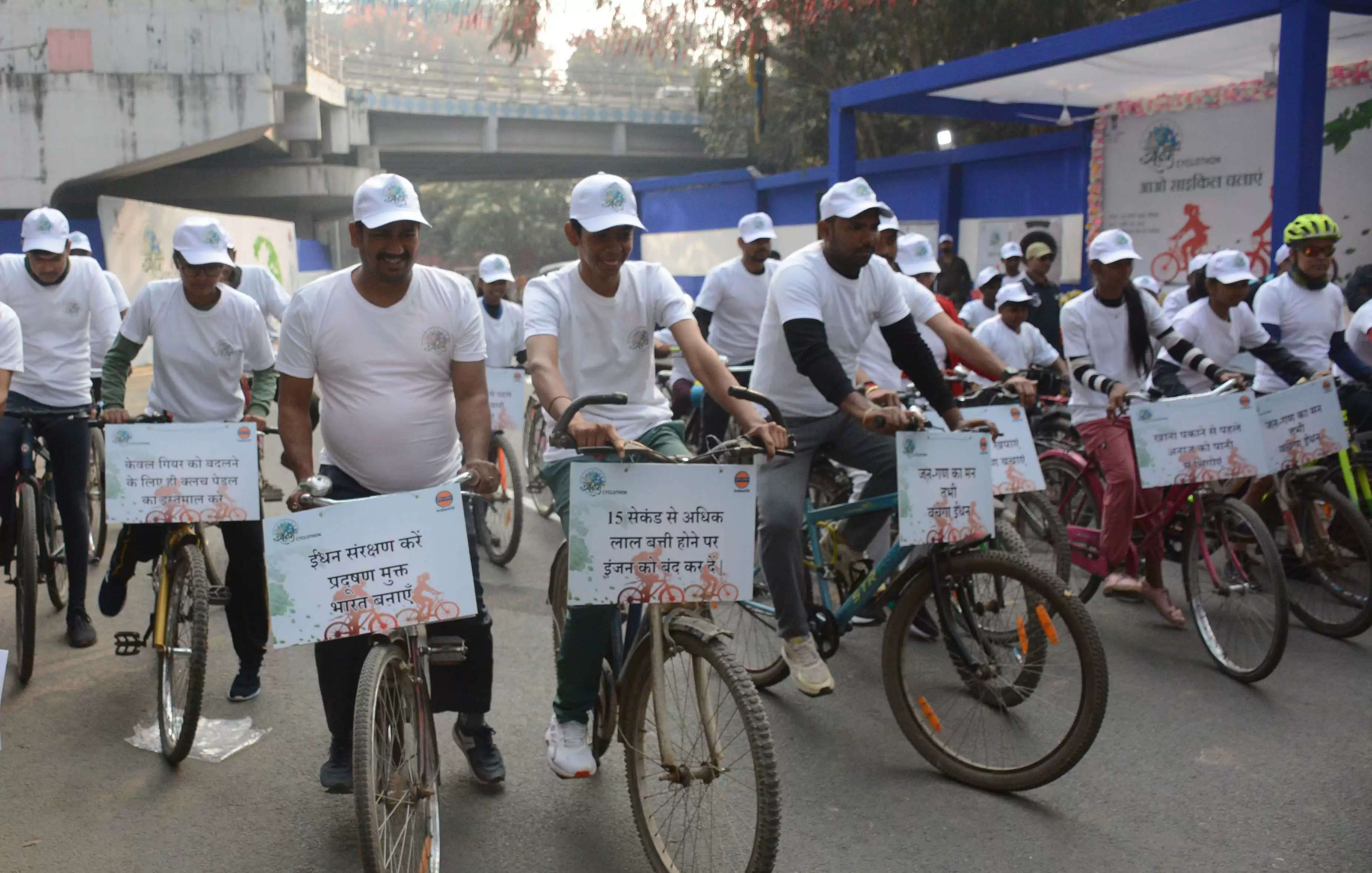 इंडियन आयल के साईंक्लोथॉन को झंडी दिखाकर रवाना करते कार्यकारी निदेशक संजीव कुमार चौधरी