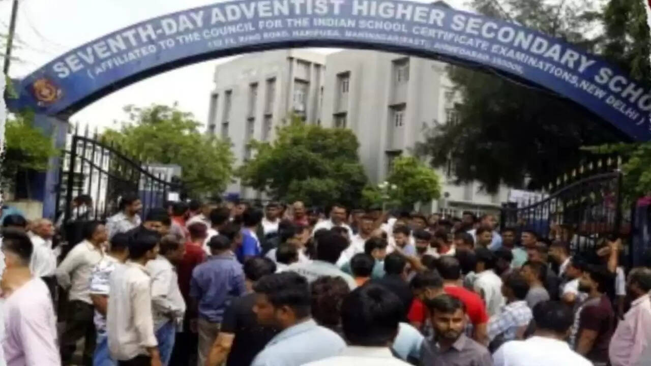 अहमदाबाद में छात्र की हत्या के बाद विरोध प्रदर्शन, स्कूल प्रशासन पर आरोप