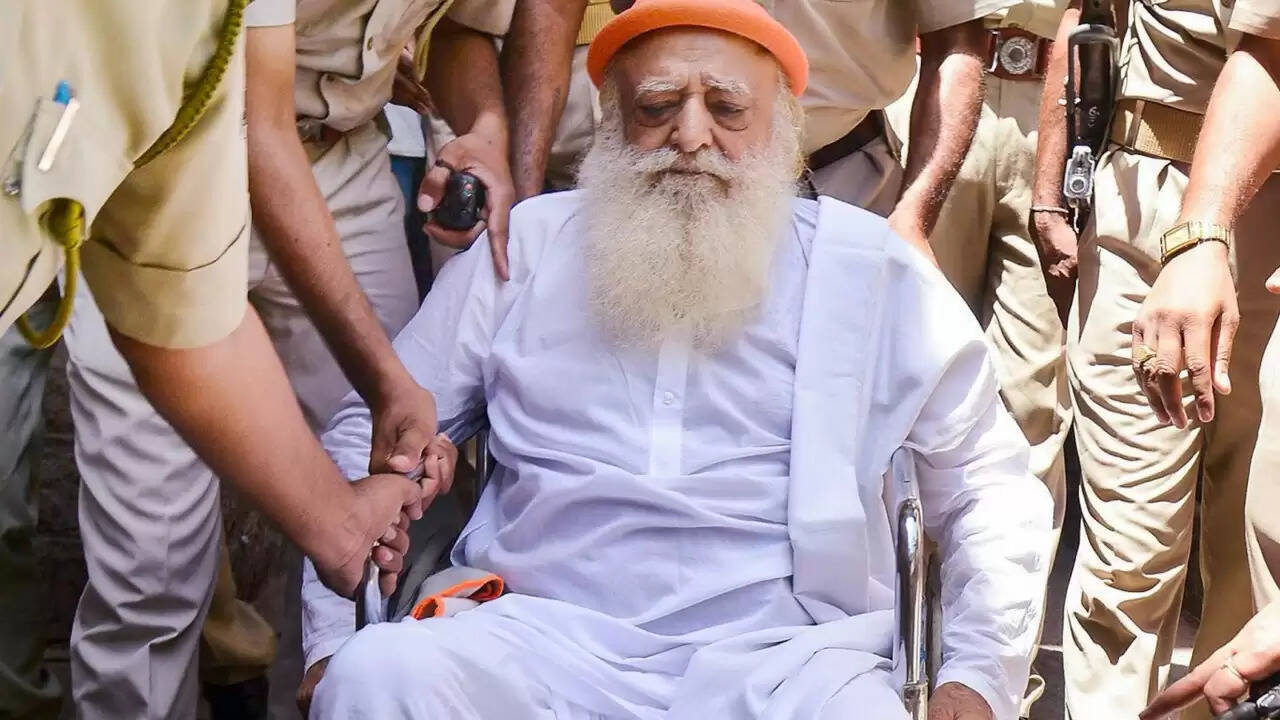 गुजरात हाई कोर्ट ने आसाराम की जमानत अवधि बढ़ाई