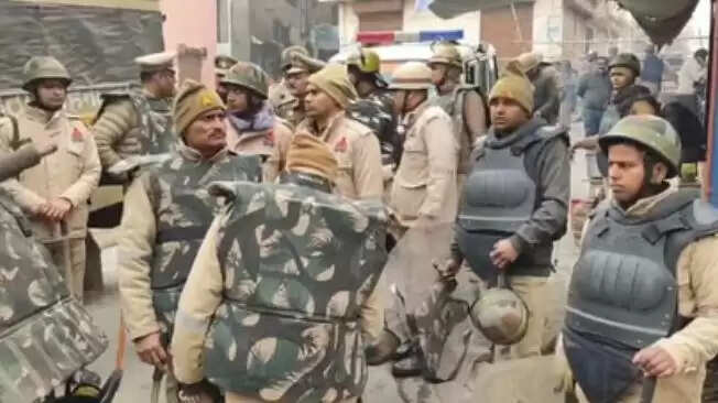 संभल में कब्रिस्तान की पैमाइश शुरू, सुरक्षा के लिए तैनात की गई पुलिस