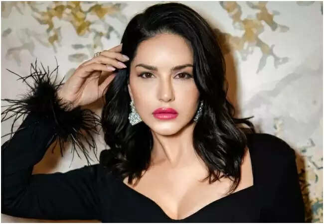 सनी लियोनी का न्यू ईयर इवेंट मथुरा में रद्द