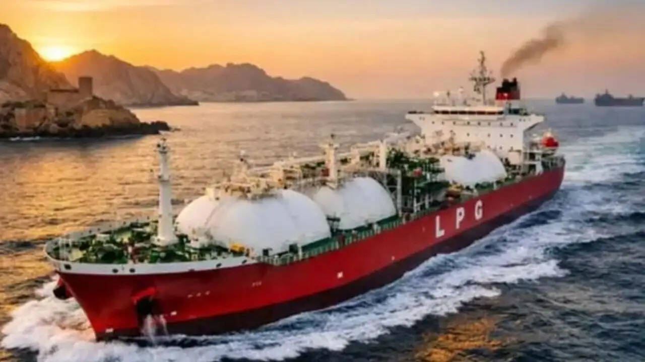 भारत के लिए ईंधन संकट की चिंता: होर्मुज जलडमरूमध्य से गुजर रहे हैं भारतीय जहाज