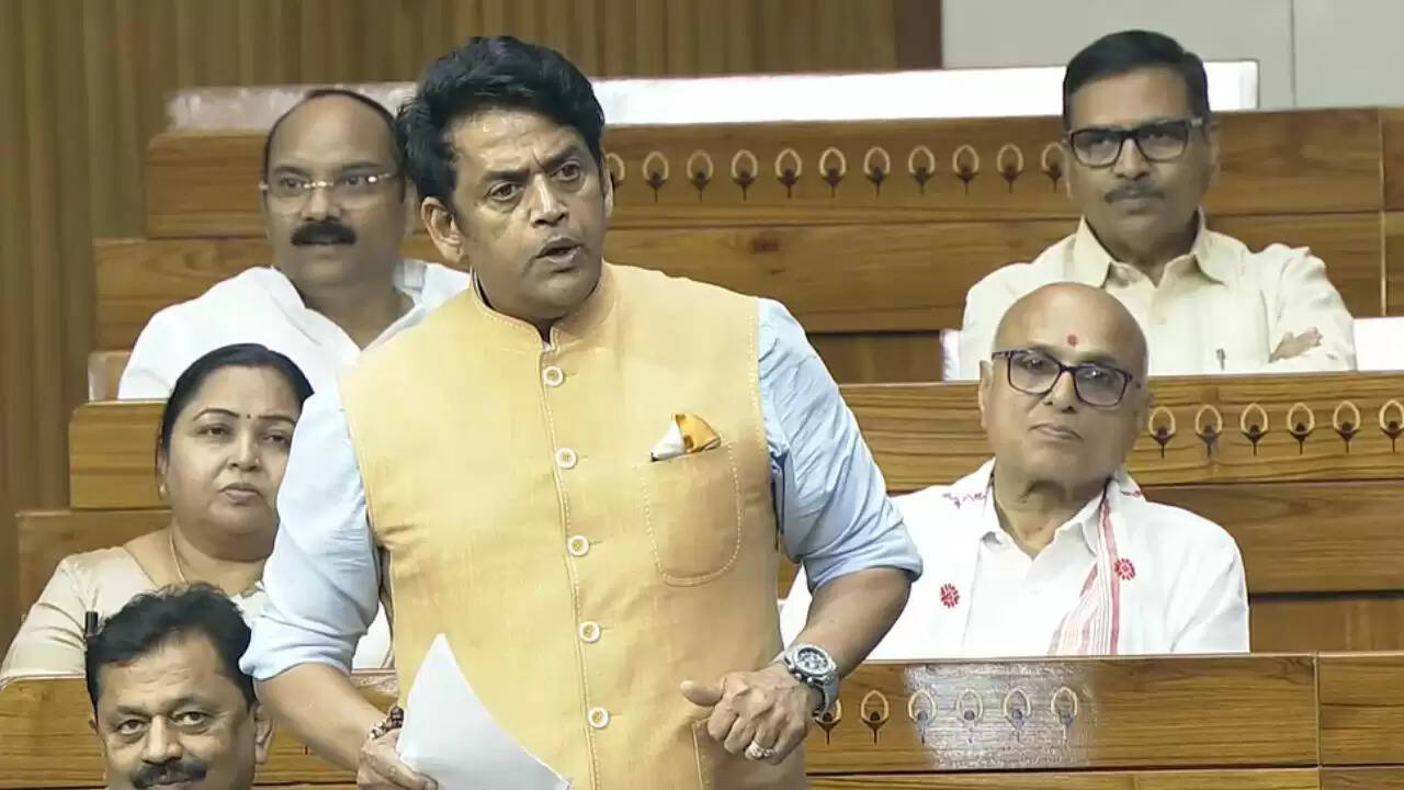 रवि किशन का मजेदार बयान: पत्नी के पैर छूने की बात पर संसद में ठहाके