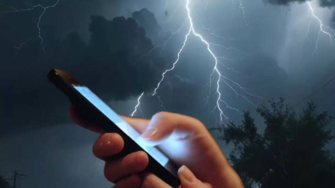 मानसून में सुरक्षा के लिए स्मार्टफोन का सही उपयोग कैसे करें