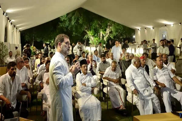 उपराष्ट्रपति चुनाव में विपक्ष का नया रणनीतिक कदम: गैर-कांग्रेसी उम्मीदवार पर विचार