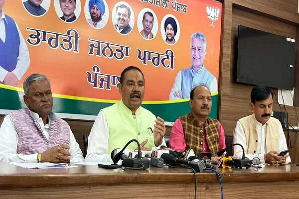 भाजपा नेता विजय सांपला ने आम आदमी पार्टी पर दलितों के अधिकारों का उल्लंघन करने का आरोप लगाया