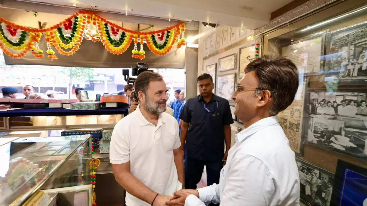राहुल गांधी का दीवाली पर मिठाई की दुकान का दौरा: क्या है इस खास मुलाकात की कहानी?