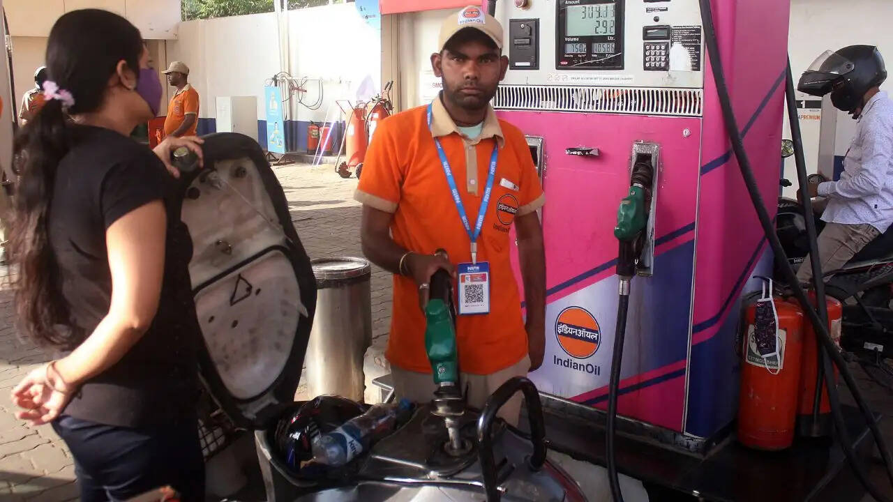 पेट्रोल-डीजल की कीमतों में उछाल, युद्ध का असर स्पष्ट