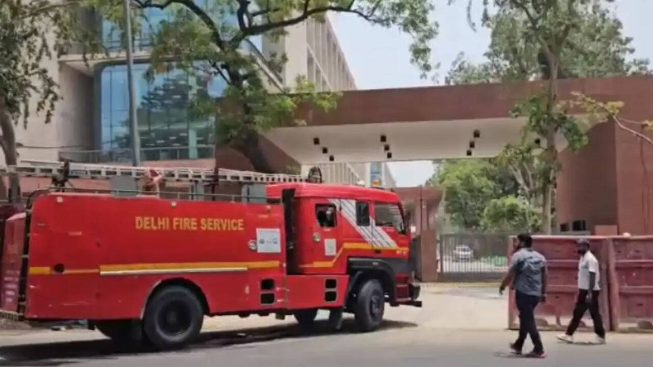 दिल्ली में निर्माणाधीन सीसीएस बिल्डिंग में आग, मजदूरों को सुरक्षित निकाला गया