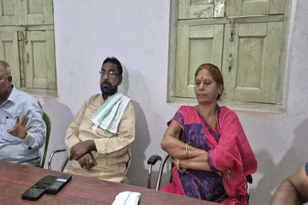 बिहार चुनाव से पहले राजद में इस्तीफों की बाढ़, दो विधायकों ने छोड़ी पार्टी