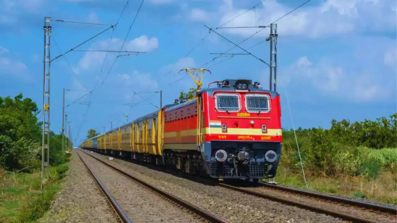 IndiGo संकट के बीच रेलवे ने शुरू की विशेष ट्रेन सेवाएं, जानें पूरी जानकारी