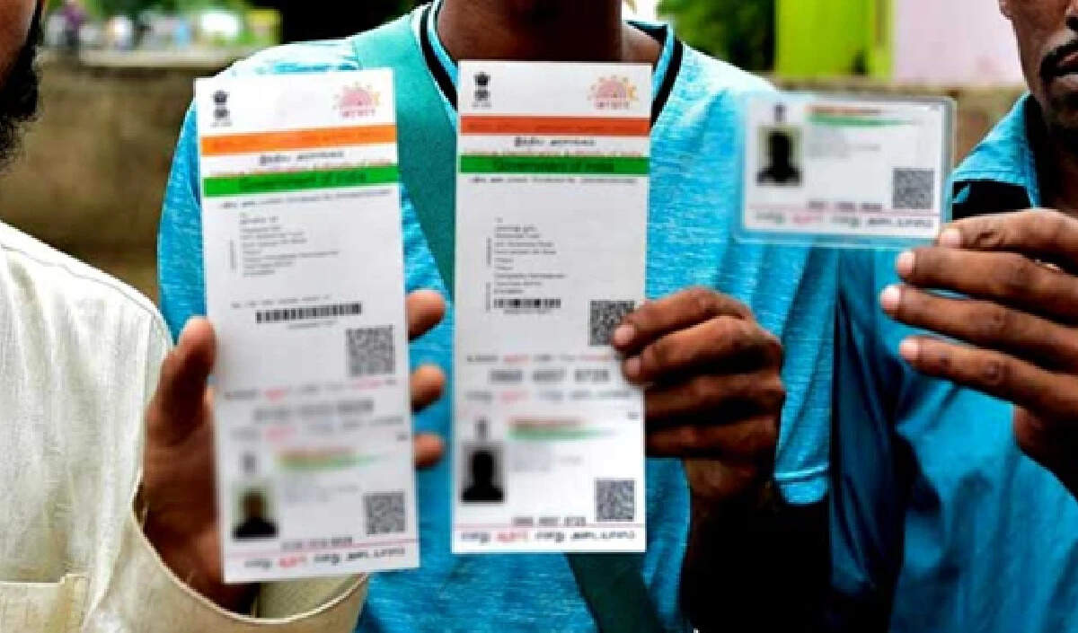 आधार कार्ड में गलतियों के गंभीर परिणाम: जानें कैसे बचें