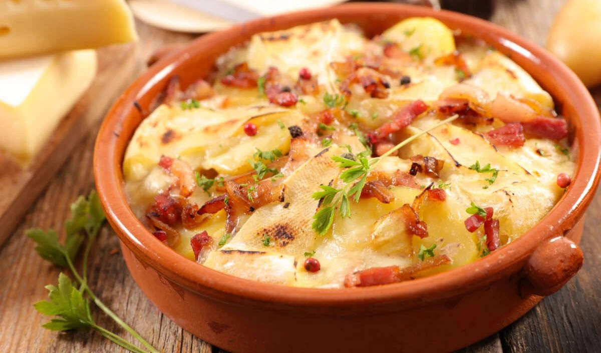 स्वादिष्ट बेक्ड चीज पोटैटो बनाने की आसान विधि