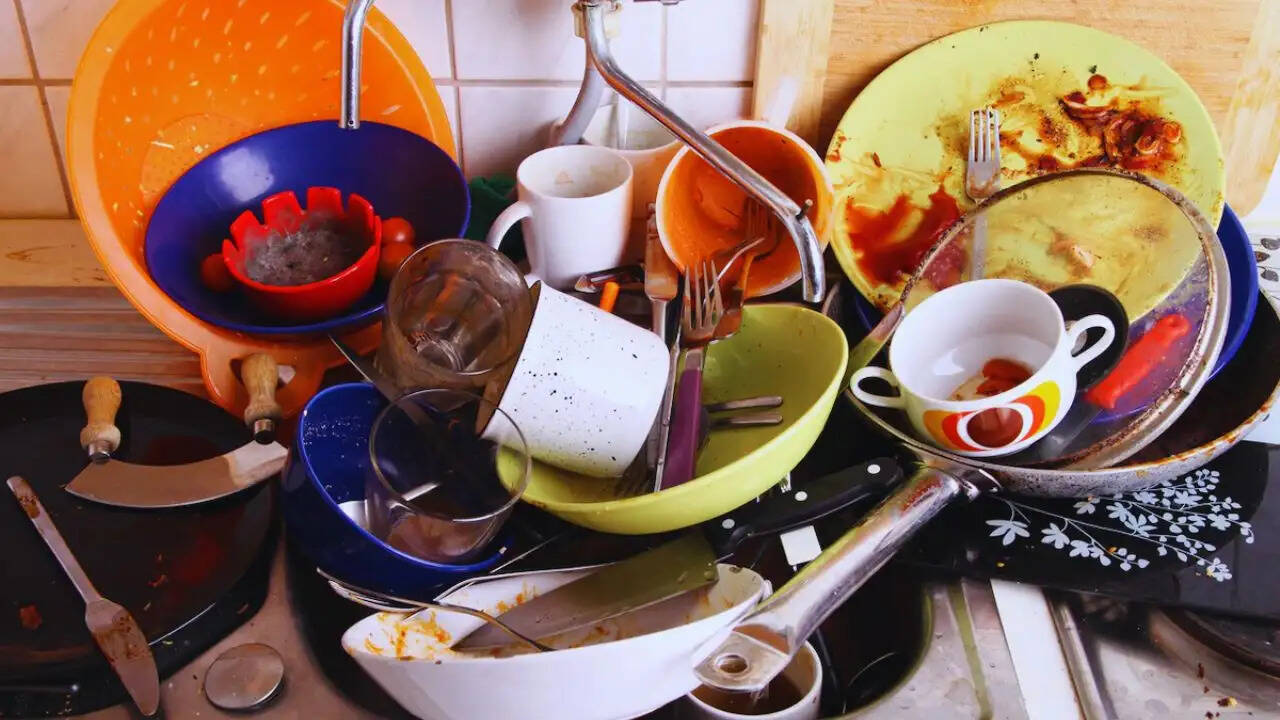 बर्तन धोने पर पति-पत्नी के बीच हुआ अनोखा विवाद, पुलिस को बुलाना पड़ा