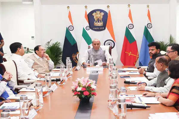 रक्षा मंत्री राजनाथ सिंह की बैठक में ऊर्जा आपूर्ति पर चर्चा