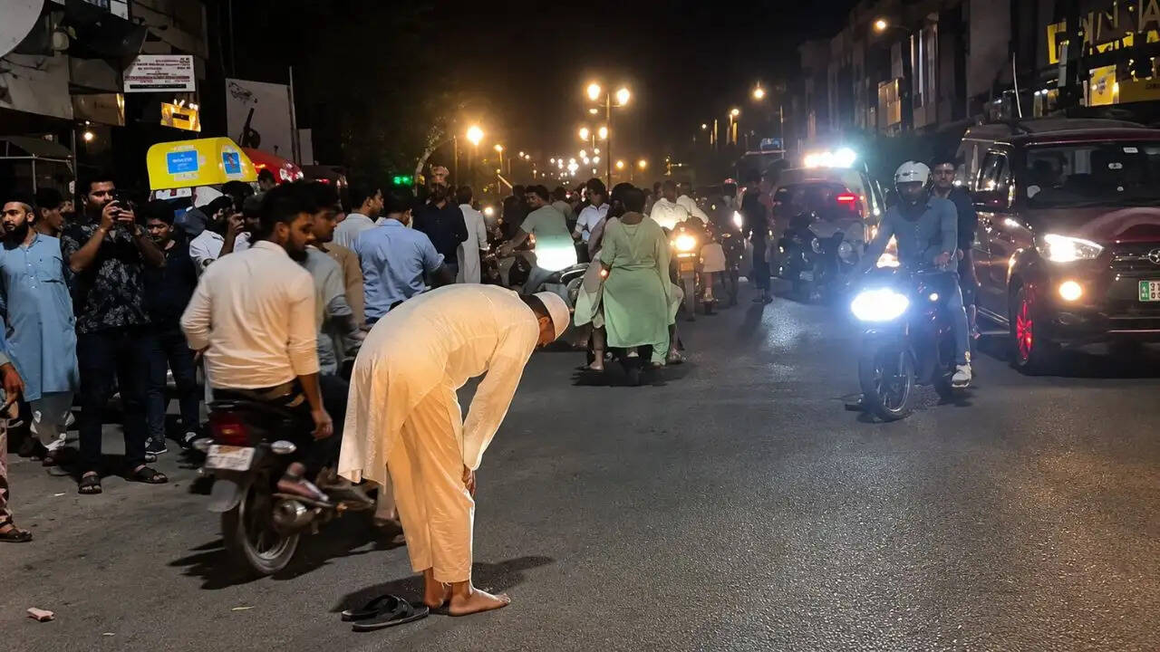पश्चिम बंगाल में सड़क किनारे नमाज पर रोक, सुवेंदु अधिकारी ने उठाए सख्त कदम