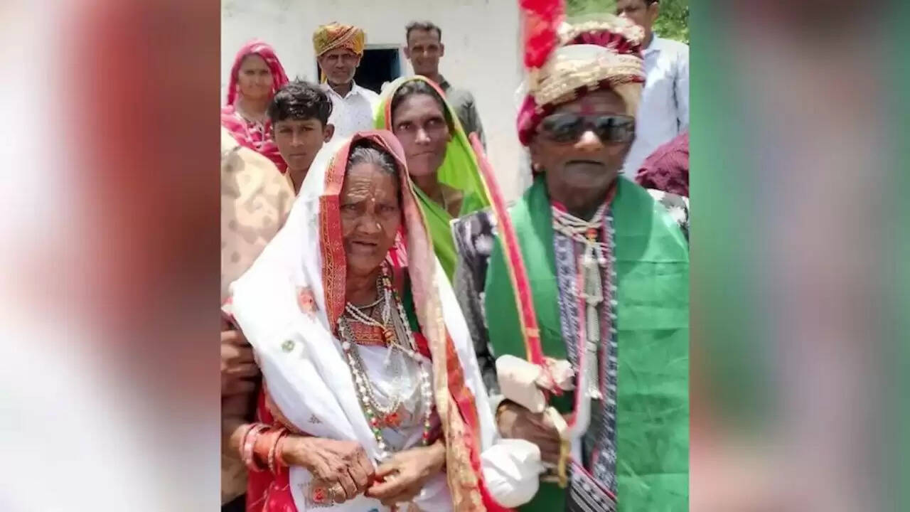 95 और 90 वर्ष की उम्र में बुजुर्ग दंपति ने की शादी, गांव में छाया उत्सव