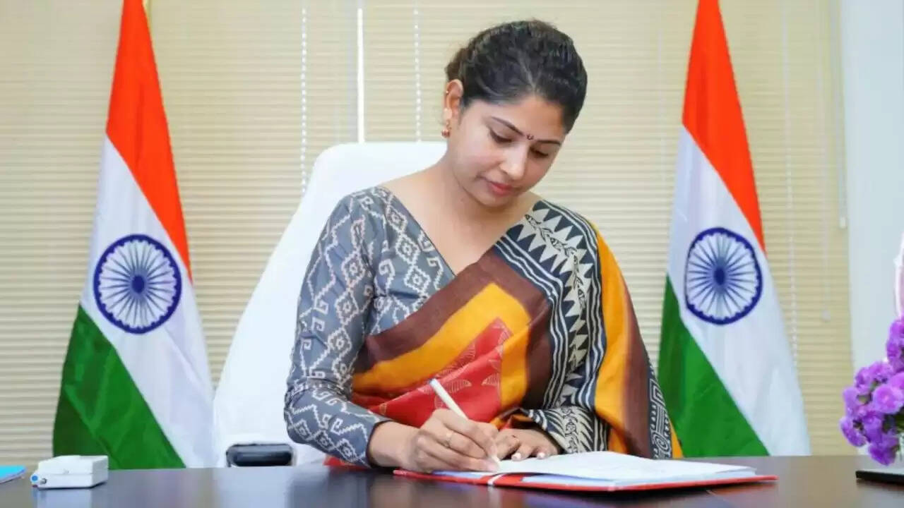 IAS स्मिता सभरवाल: 23 साल की उम्र में बनीं आईएएस अधिकारी