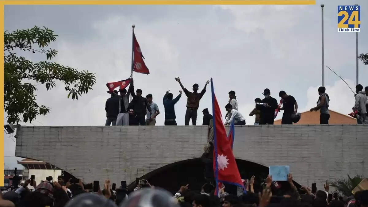 नेपाल में बड़े पैमाने पर प्रदर्शन: सोशल मीडिया बैन और भ्रष्टाचार के खिलाफ आवाज़