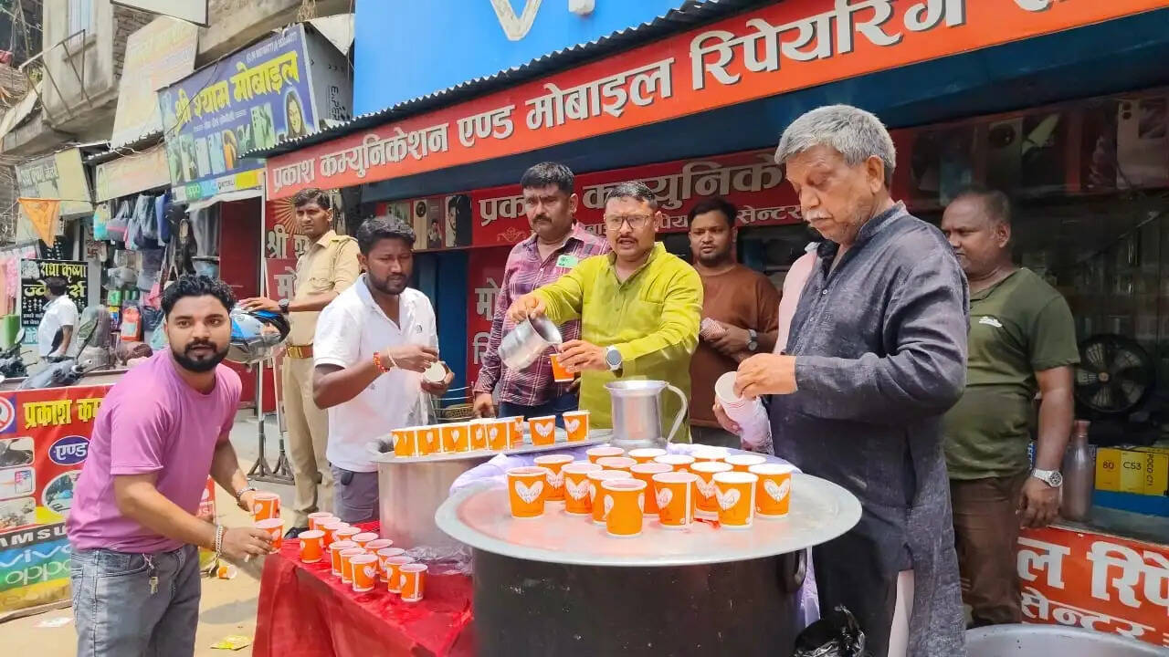 सोनौली में गर्मी से राहत के लिए ठंडई शरबत का वितरण