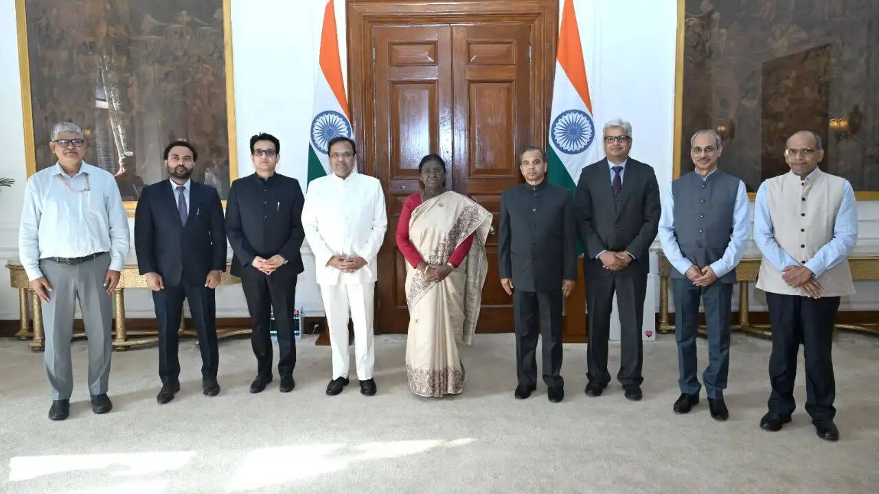 राष्ट्रपति और उपराष्ट्रपति ने जनगणना 2027 के लिए स्व-गणना की प्रक्रिया में भाग लिया