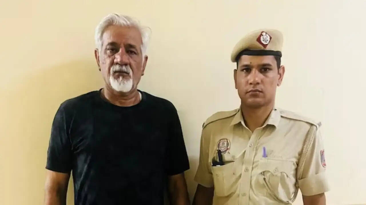 दिल्ली के होटल में आग से 21 लोगों की मौत, सुरक्षा मानकों पर उठे सवाल