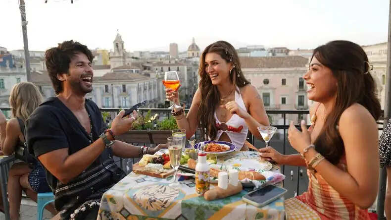 कॉकटेल 2: कृति सेनन ने साझा की सेट से मजेदार तस्वीरें