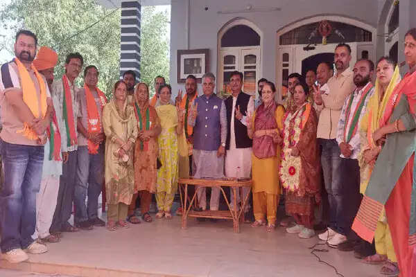 जसूर पंचायत के प्रतिनिधियों ने भाजपा में शामिल होकर विकास का लिया संकल्प