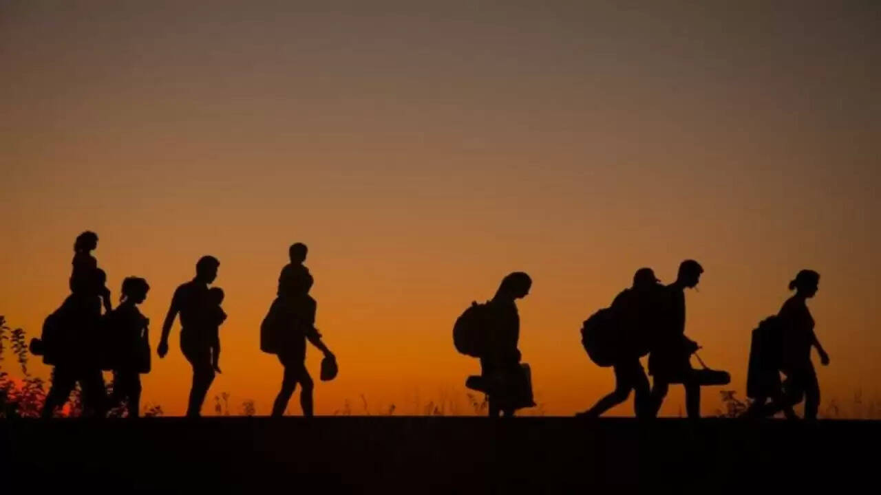 2025 में भारतीयों के लिए विदेश यात्रा में कठिनाइयाँ: नए नियमों का प्रभाव