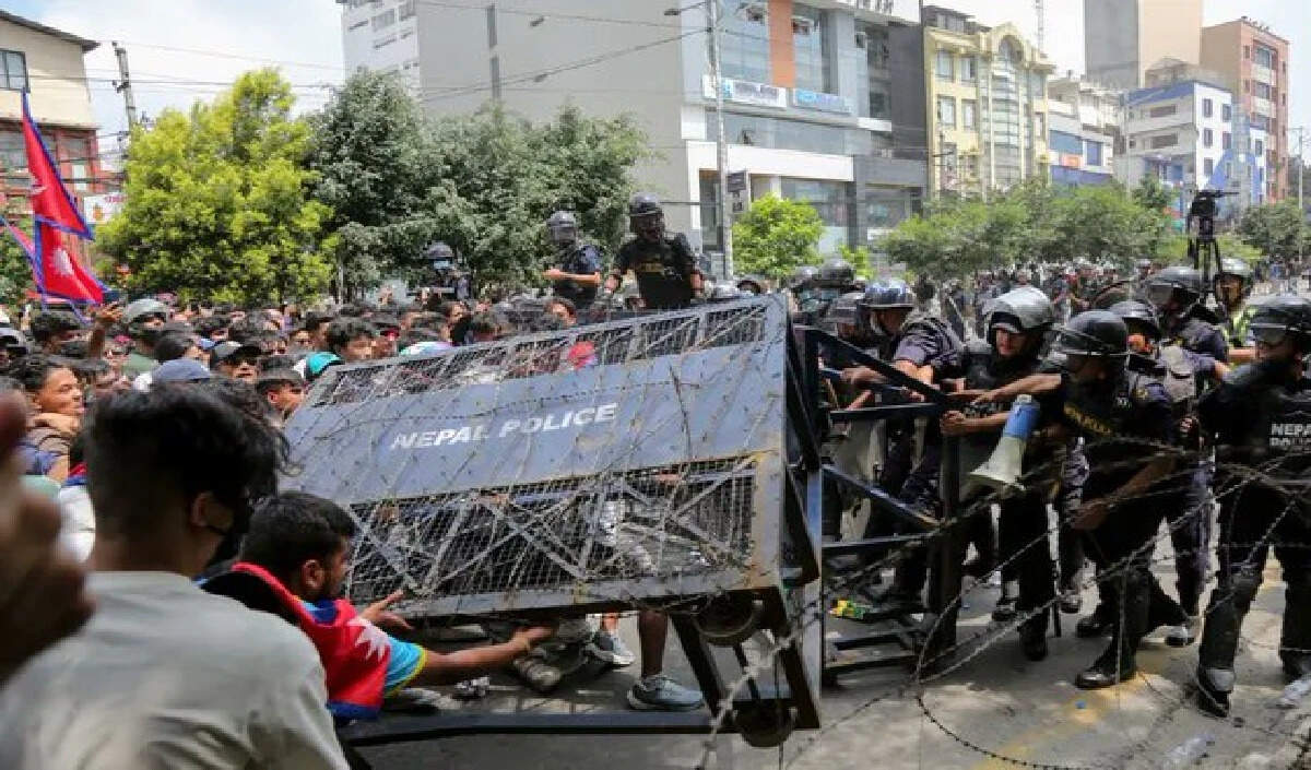 नेपाल में राजनीतिक झड़पें: सीपीएन-यूएमएल और जेन-जी समर्थकों के बीच संघर्ष