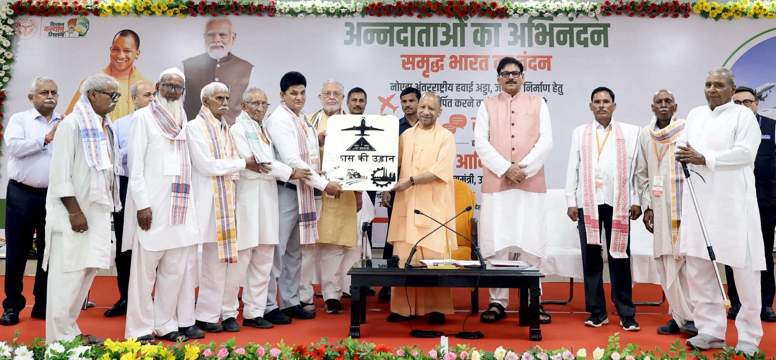 नोएडा इंटरनेशनल एयरपोर्ट से पहली उड़ान का ऐतिहासिक क्षण