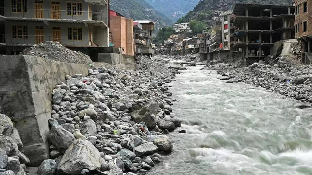 स्वात नदी में बाढ़ से 18 लोगों का परिवार लापता, बचाव कार्य जारी