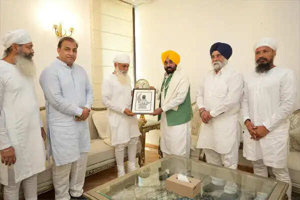 पंजाब के मुख्यमंत्री भगवंत मान ने सतगुरु उदय सिंह जी से लिया आशीर्वाद