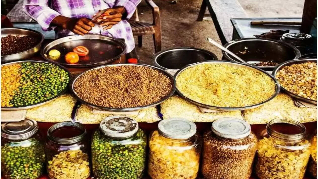 स्वादिष्ट और सेहतमंद: 8 भारतीय स्ट्रीट फूड्स जो आपको जरूर ट्राई करने चाहिए