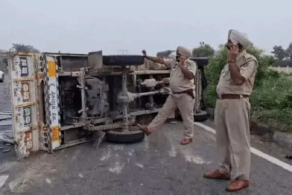 जालंधर में टाइल से भरा पिकअप ट्रक पलटा, तीन की मौत और तीन घायल