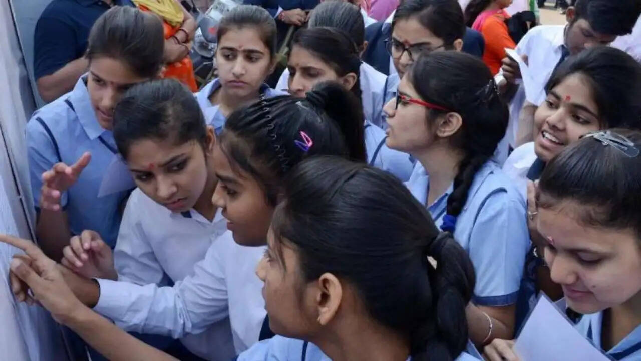 CBSE में बड़े बदलाव: शीर्ष अधिकारियों का तबादला और जांच समिति का गठन