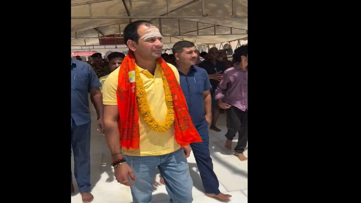 तेज प्रताप यादव ने काशी विश्वनाथ मंदिर में आशीर्वाद लिया, भावुकता से जताई भक्ति
