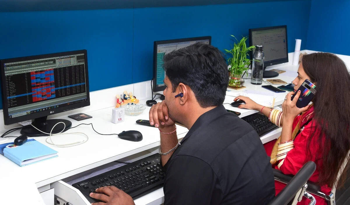 भारतीय शेयर बाजार में भारी गिरावट, निवेशकों में चिंता का माहौल