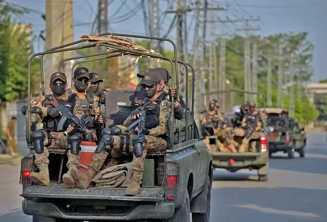 कुलगाम में सुरक्षाबलों की बड़ी कार्रवाई, दो आतंकवादी ठिकाने ध्वस्त